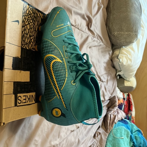 These are used Nike soccer cleats, very good quality and condition. - Picture 4 of 6